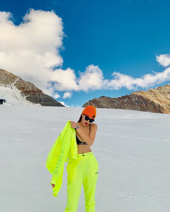 Chịu chơi như Kỳ Duyên - Minh Triệu: Rủ nhau cởi áo giữa trời âm độ, khoe body sexy trên đỉnh núi tuyết Thụy Sĩ - Ảnh 2.