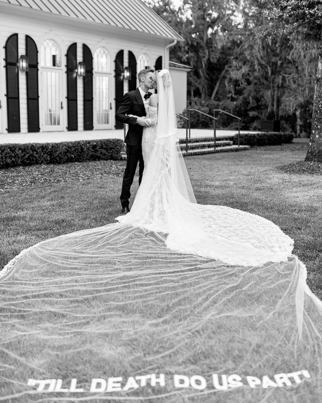 Mãn nhãn trước bộ váy cưới đẹp lộng lẫy cùng nhẫn kim cương siêu khủng của Hailey Baldwin - Ảnh 2.