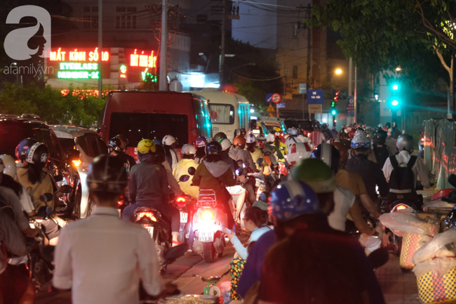 Kẹt xe khủng khiếp sau khi xuất hiện dãy phân cách gần cầu Sài Gòn, biển người vất vả tìm đường về nhà - Ảnh 5.