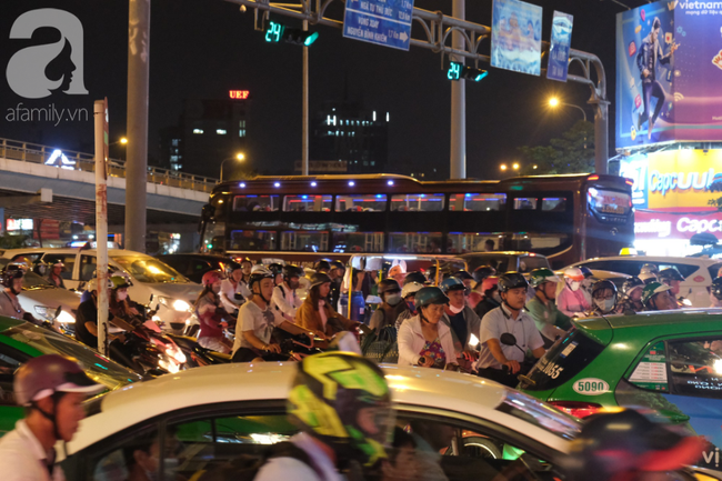 Kẹt xe khủng khiếp sau khi xuất hiện dãy phân cách gần cầu Sài Gòn, biển người vất vả tìm đường về nhà - Ảnh 11.