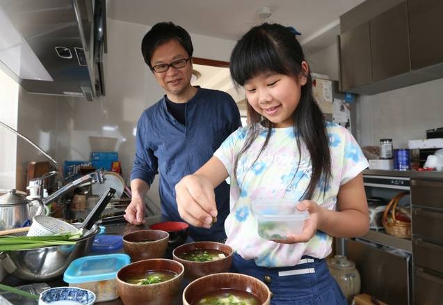 Bé gái 5 tuổi biết nấu ăn, làm việc nhà trước khi mẹ qua đời vì ung thư, giờ ra sao - Ảnh 11. Bé gái 5 tuổi biết nấu ăn, làm việc nhà trước khi mẹ qua đời vì ung thư, giờ ra sao - Ảnh 11.