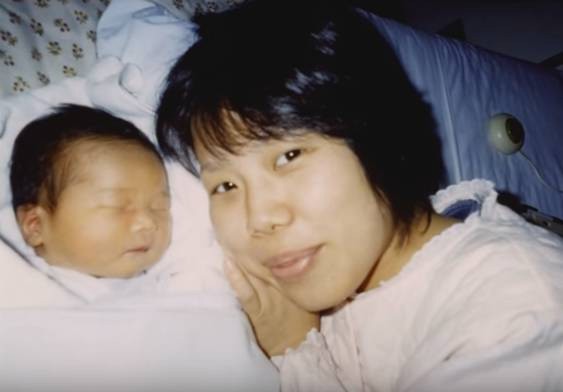 Bé gái 5 tuổi biết nấu ăn, làm việc nhà trước khi mẹ qua đời vì ung thư, giờ ra sao - Ảnh 4. Bé gái 5 tuổi biết nấu ăn, làm việc nhà trước khi mẹ qua đời vì ung thư, giờ ra sao - Ảnh 4.