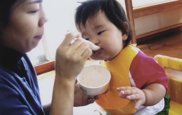 Bé gái 5 tuổi biết nấu ăn, làm việc nhà trước khi mẹ qua đời vì ung thư, giờ ra sao - Ảnh 2. Bé gái 5 tuổi biết nấu ăn, làm việc nhà trước khi mẹ qua đời vì ung thư, giờ ra sao - Ảnh 2.