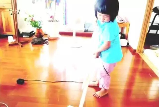 Bé gái 5 tuổi biết nấu ăn, làm việc nhà trước khi mẹ qua đời vì ung thư, giờ ra sao - Ảnh 7. Bé gái 5 tuổi biết nấu ăn, làm việc nhà trước khi mẹ qua đời vì ung thư, giờ ra sao - Ảnh 7.