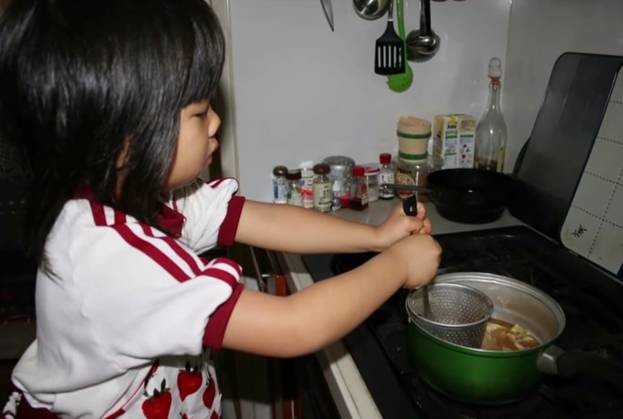 Bé gái 5 tuổi biết nấu ăn, làm việc nhà trước khi mẹ qua đời vì ung thư, giờ ra sao - Ảnh 1. Bé gái 5 tuổi biết nấu ăn, làm việc nhà trước khi mẹ qua đời vì ung thư, giờ ra sao - Ảnh 1.