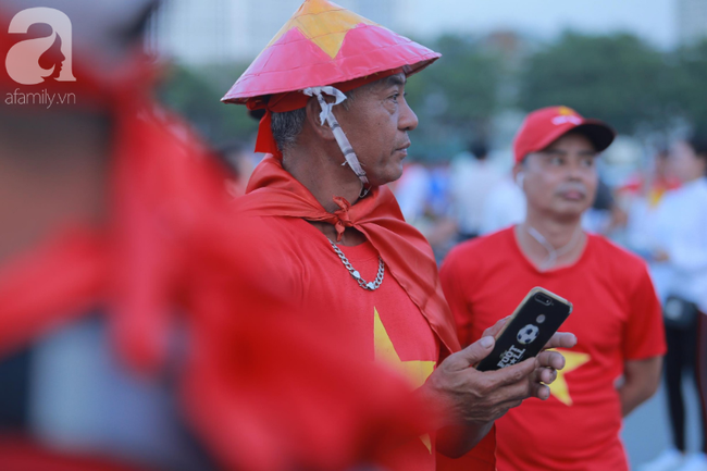 CĐV 'nhuộm đỏ' trước sân Mỹ Đình, tiếp sức ĐT Việt Nam so tài ĐT Malaysia - Ảnh 2.