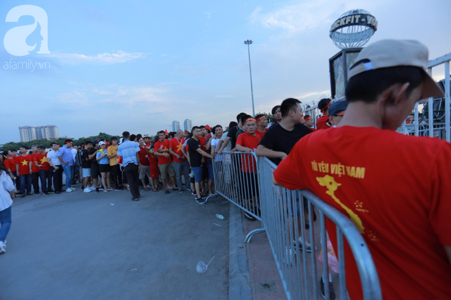 CĐV 'nhuộm đỏ' trước sân Mỹ Đình, tiếp sức ĐT Việt Nam so tài ĐT Malaysia - Ảnh 9.