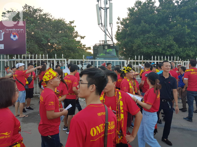 CĐV 'nhuộm đỏ' trước sân Mỹ Đình, tiếp sức ĐT Việt Nam so tài ĐT Malaysia - Ảnh 14.