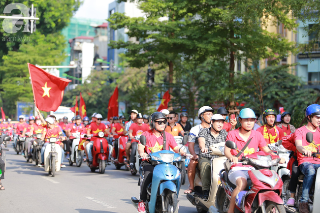 Hàng ngàn CĐV 'nhuộm đỏ' trước Mỹ Đình, sẵn sàng tiếp lửa cho tuyển Việt Nam đối đầu Malaysia - Ảnh 1.