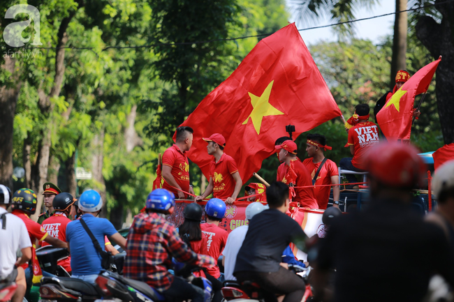 Hàng ngàn CĐV 'nhuộm đỏ' trước Mỹ Đình, sẵn sàng tiếp lửa cho tuyển Việt Nam đối đầu Malaysia - Ảnh 2.
