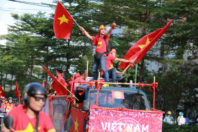 Hàng ngàn CĐV 'nhuộm đỏ' trước Mỹ Đình, sẵn sàng tiếp lửa cho tuyển Việt Nam đối đầu Malaysia - Ảnh 3.