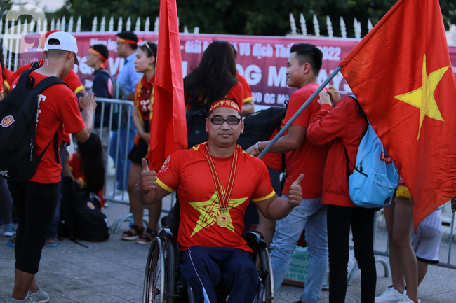 Hàng ngàn CĐV 'nhuộm đỏ' trước Mỹ Đình, sẵn sàng tiếp lửa cho tuyển Việt Nam đối đầu Malaysia - Ảnh 14.