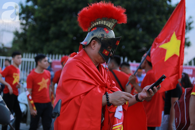 Hàng ngàn CĐV 'nhuộm đỏ' trước Mỹ Đình, sẵn sàng tiếp lửa cho tuyển Việt Nam đối đầu Malaysia - Ảnh 19.