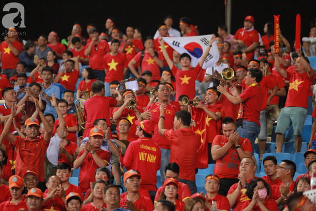 Hàng ngàn CĐV 'nhuộm đỏ' sân Mỹ Đình, hồi hộp chờ đợi tuyển Việt Nam ghi bàn thắng vào lưới Malaysia - Ảnh 1.