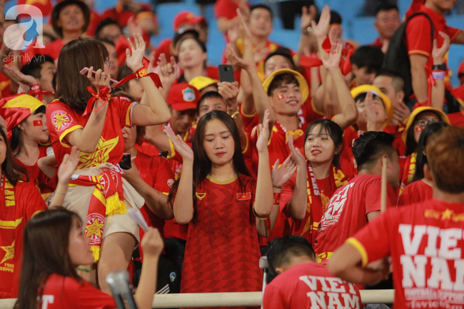 Hàng ngàn CĐV 'nhuộm đỏ' sân Mỹ Đình, hồi hộp chờ đợi tuyển Việt Nam ghi bàn thắng vào lưới Malaysia - Ảnh 3.