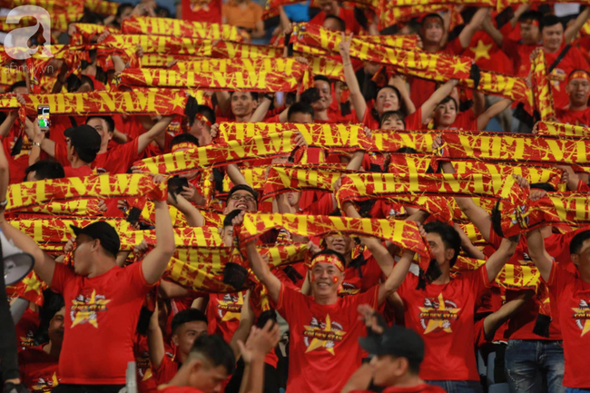 Hàng ngàn CĐV 'nhuộm đỏ' sân Mỹ Đình, hồi hộp chờ đợi tuyển Việt Nam ghi bàn thắng vào lưới Malaysia - Ảnh 4.