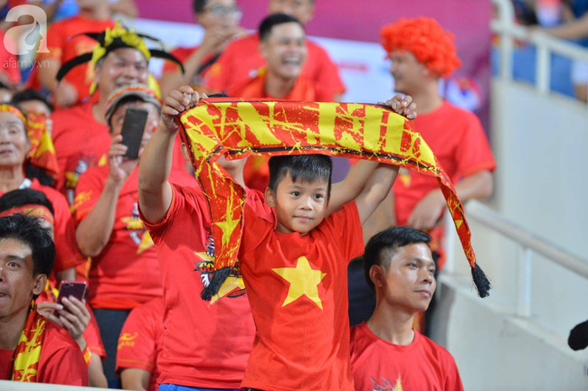 Hàng ngàn CĐV 'nhuộm đỏ' sân Mỹ Đình, hồi hộp chờ đợi tuyển Việt Nam ghi bàn thắng vào lưới Malaysia - Ảnh 2.