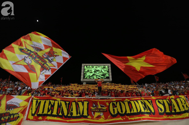 Hàng ngàn CĐV 'nhuộm đỏ' sân Mỹ Đình, hồi hộp chờ đợi tuyển Việt Nam ghi bàn thắng vào lưới Malaysia - Ảnh 3.