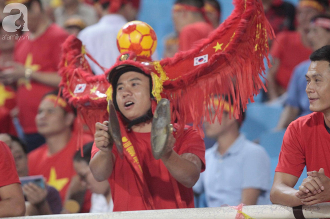 Hàng ngàn CĐV 'nhuộm đỏ' sân Mỹ Đình, hồi hộp chờ đợi tuyển Việt Nam ghi bàn thắng vào lưới Malaysia - Ảnh 6.