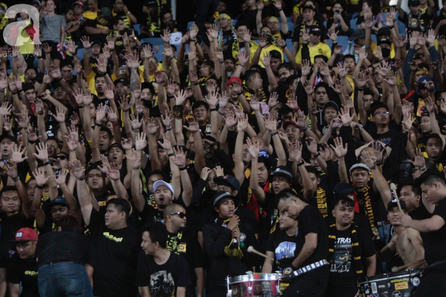 Hàng ngàn CĐV 'nhuộm đỏ' sân Mỹ Đình, hồi hộp chờ đợi tuyển Việt Nam ghi bàn thắng vào lưới Malaysia - Ảnh 7.