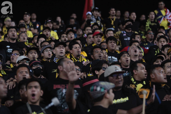 Hàng ngàn CĐV 'nhuộm đỏ' sân Mỹ Đình, hồi hộp chờ đợi tuyển Việt Nam ghi bàn thắng vào lưới Malaysia - Ảnh 8.