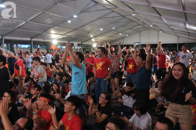 Hàng triệu CĐV vỡ òa khi Quang Hải sút tung lưới Malaysia, 1-0 dành cho đội tuyển Việt Nam - Ảnh 1.