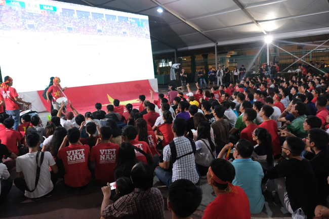 Hàng triệu CĐV vỡ òa khi Quang Hải sút tung lưới Malaysia, 1-0 dành cho đội tuyển Việt Nam - Ảnh 4.