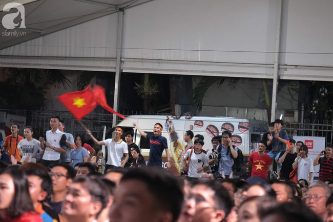 Hàng triệu CĐV vỡ òa khi Quang Hải sút tung lưới Malaysia, 1-0 dành cho đội tuyển Việt Nam - Ảnh 6.