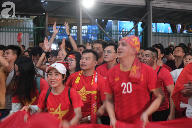 Hàng triệu CĐV vỡ òa khi Quang Hải sút tung lưới Malaysia, tuyển Việt Nam giành chiến thắng 1-0 - Ảnh 2.