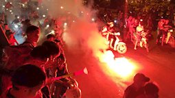 Hàng ngàn CĐV xuống đường "đi bão", đốt pháo ăn mừng chiến thắng 1-0 của tuyển Việt Nam trước Malaysia