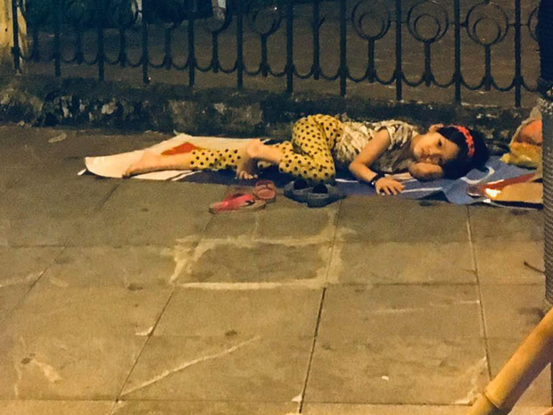 Xót xa hình ảnh bé gái từng gây bão MXH nằm ngủ trên vỉa hè trong đêm vui chiến thắng của ĐT Việt Nam - Ảnh 2.