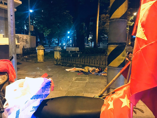 Xót xa hình ảnh bé gái từng gây bão MXH nằm ngủ trên vỉa hè trong đêm vui chiến thắng của ĐT Việt Nam - Ảnh 1.