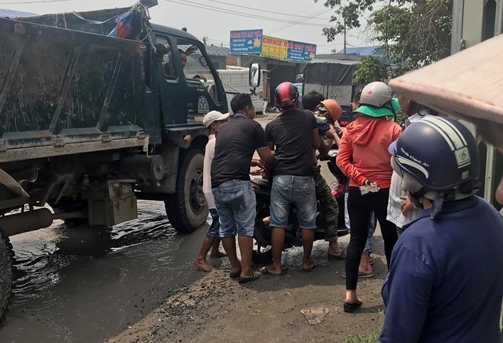 Mẹ bị tai nạn giao thông, các con đến hiện trường gào khóc: 