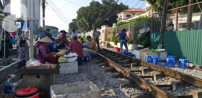 Hà Nội: Bệnh nhân bất chấp tính mạng ngồi ăn vặt, trà đá ngay trên đường tàu trước cổng bệnh viện  - Ảnh 12.