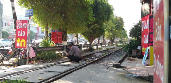 Hà Nội: Bệnh nhân bất chấp tính mạng ngồi ăn vặt, trà đá ngay trên đường tàu trước cổng bệnh viện  - Ảnh 13.