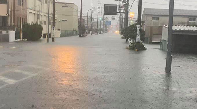 Siêu bão Nhật Bản:  Một số khu vực bị mất điện, nhiều nơi bị nhấn chìm trong biển nước, lốc xoáy nguy hiểm đã xuất hiện khiến giao thông tê liệt - Ảnh 5.