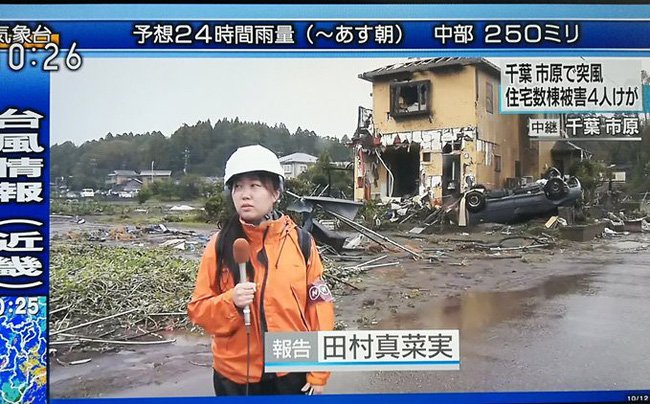 Siêu bão Nhật Bản:  Một số khu vực bị mất điện, nhiều nơi bị nhấn chìm trong biển nước, lốc xoáy nguy hiểm đã xuất hiện khiến giao thông tê liệt - Ảnh 2.