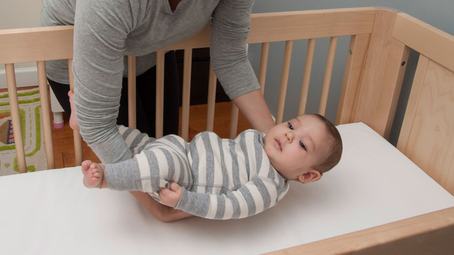Lý do các chuyên gia Nhi khoa hàng đầu thế giới luôn khuyên cha mẹ nên đặt trẻ sơ sinh nằm ngửa khi ngủ - Ảnh 3.