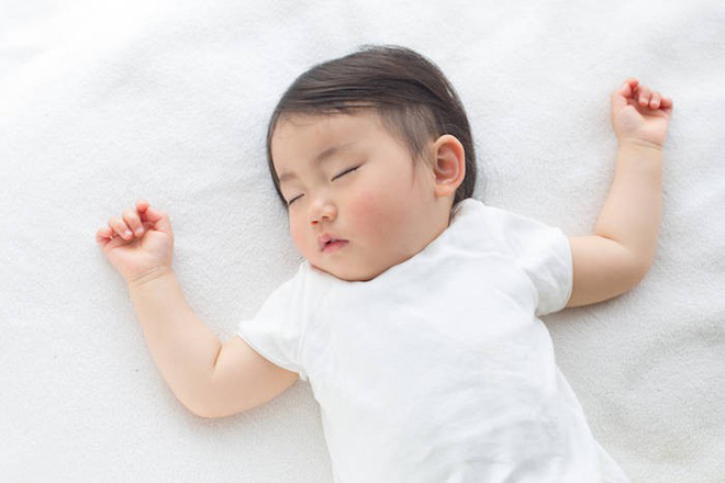 Lý do các chuyên gia Nhi khoa hàng đầu thế giới luôn khuyên cha mẹ nên đặt trẻ sơ sinh nằm ngửa khi ngủ - Ảnh 1.