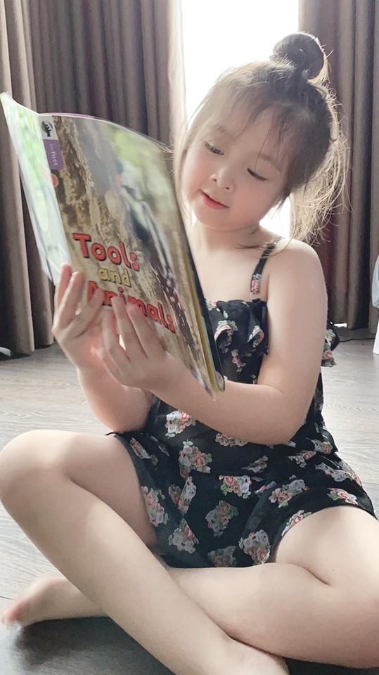 Ở nhà chăm chỉ học bài cùng mẹ, con gái Elly Trần tiếp tục chinh phục loạt tim fan vì quá xinh xắn, đáng yêu! - Ảnh 1.