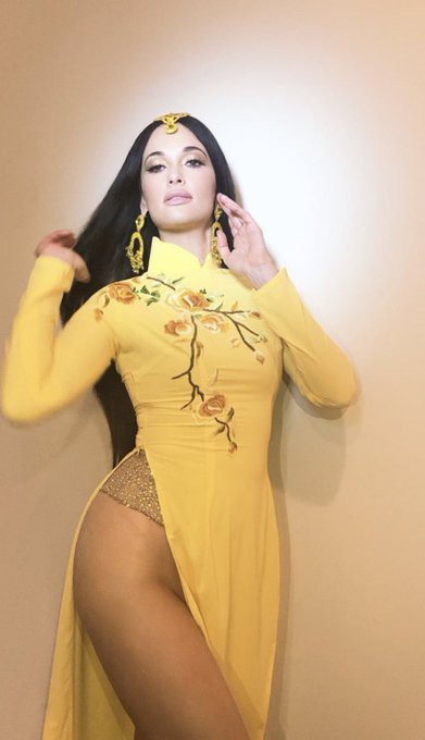 Nữ ca sĩ nhạc đồng quê Kacey Musgraves gây bức xúc khi mặc áo dài Việt Nam nhưng quên mặc quần lúc biểu diễn - Ảnh 4.