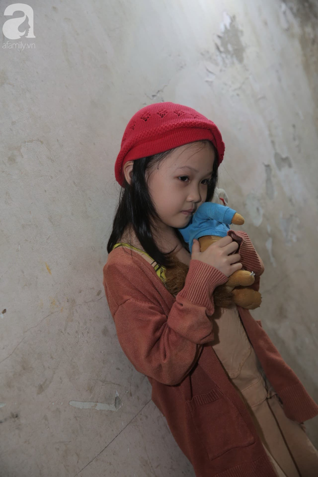 Sau bức ảnh nằm co ro ngoài vỉa hè Hà Nội, bé gái từng gây bão MXH với cách phối đồ cũ cực chất đã có người giúp đỡ - Ảnh 11.