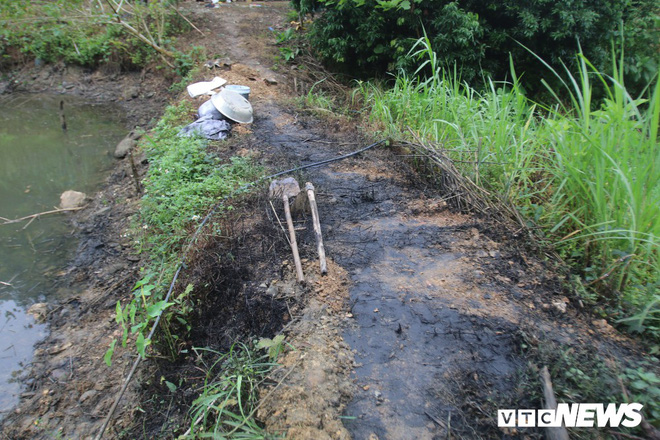 Ảnh: Cận cảnh con suối đen sì gần nhà máy nước sạch sông Đà bị đầu độc bởi dầu thải - Ảnh 7.