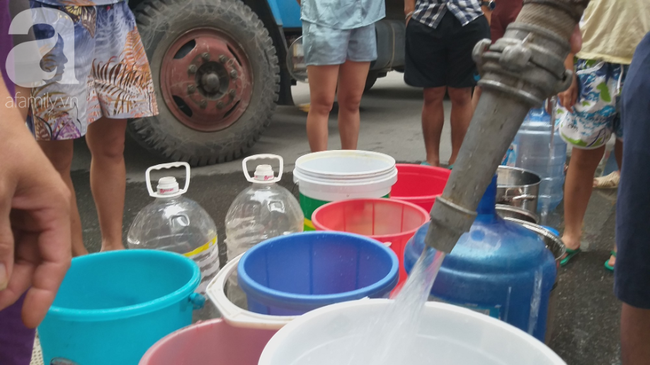 Người dân Hà Nội phải mua nước sạch từ nguồn khác