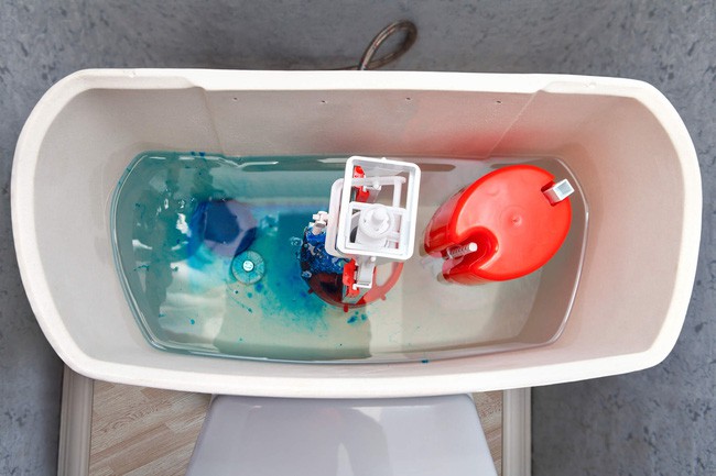 9 việc bị coi là kém thông minh khi sử dụng nhà vệ sinh khiến hóa đơn tiền nước tăng vọt mà các thợ sửa ống nước liên tục khuyến cáo tới khách hàng - Ảnh 4.