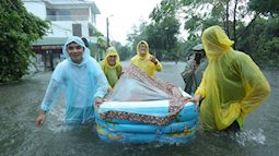 Dân mạng choáng váng trước cảnh chú rể cùng nhà trai bất chấp mưa to, lũ lụt vẫn "bơi" quãng đường 4km sang nhà gái đưa sính lễ
