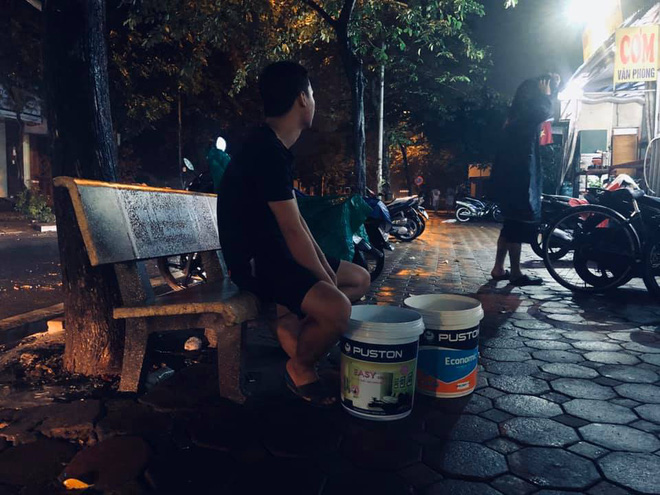 Người dân Hà Nội mang các loại xoong, chậu đi lấy nước và những câu chuyện tế nhị trong nhà vệ sinh - Ảnh 8.