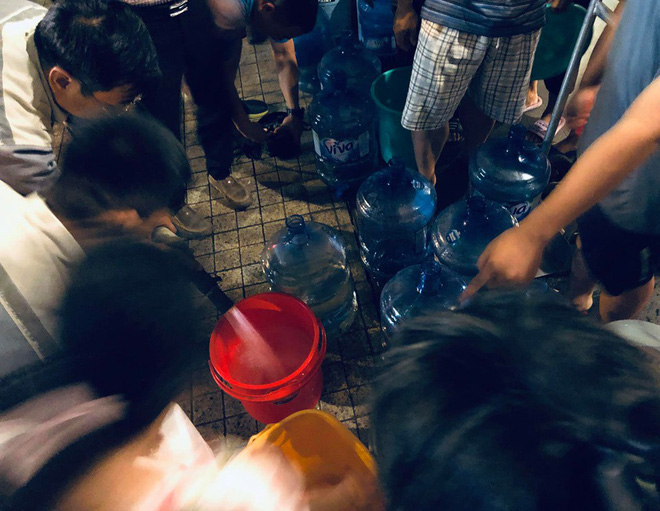 Người dân Hà Nội mang các loại xoong, chậu đi lấy nước và những câu chuyện tế nhị trong nhà vệ sinh - Ảnh 3.
