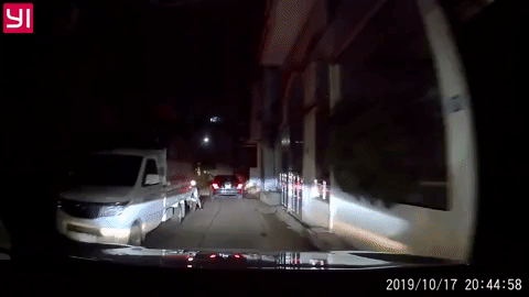 Hãi hùng clip tài xế ô tô phanh cháy lốp trên đường, kịp tránh cháu bé ngã từ xe máy xuống trước bánh xe trong đêm tối - Ảnh 2.