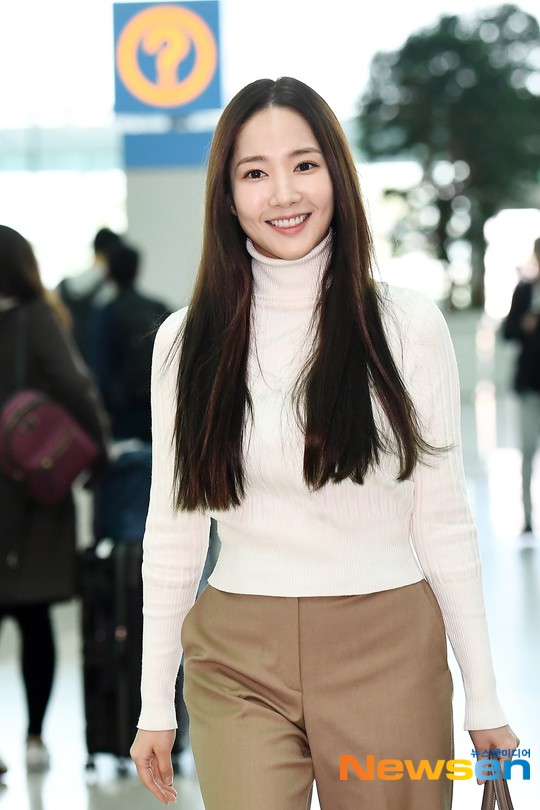 Lâu lắm mới lộ diện, nữ hoàng dao kéo Park Min Young chỉ ăn diện sương sương mà cũng gây náo loạn vì xuất thần - Ảnh 6.